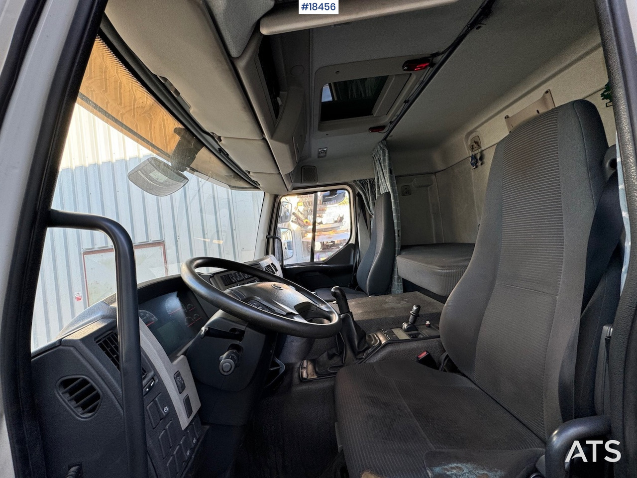 Fotografia de interior 1: Camião furgão Volvo FE340