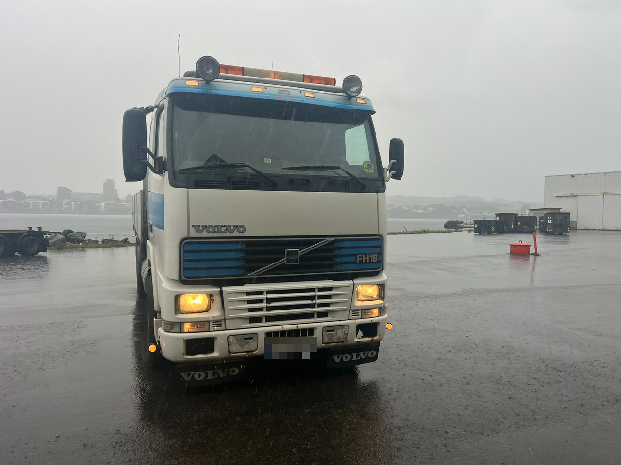 Volvo FH16 - Camião de caixa aberta/ Plataforma, Camião grua: foto 1 Volvo FH16 - Camião de caixa aberta/ Plataforma, Camião grua: foto 1
