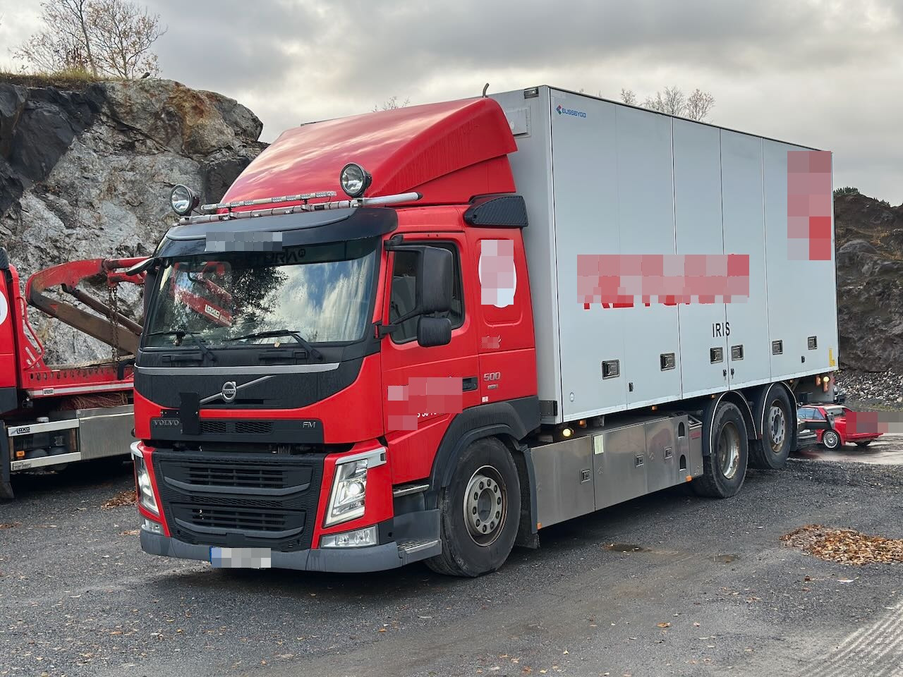 Volvo FM 500 6x2 skapbil m/ full sideåpning og lift. - Camião furgão: foto 1 Volvo FM 500 6x2 skapbil m/ full sideåpning og lift. - Camião furgão: foto 1