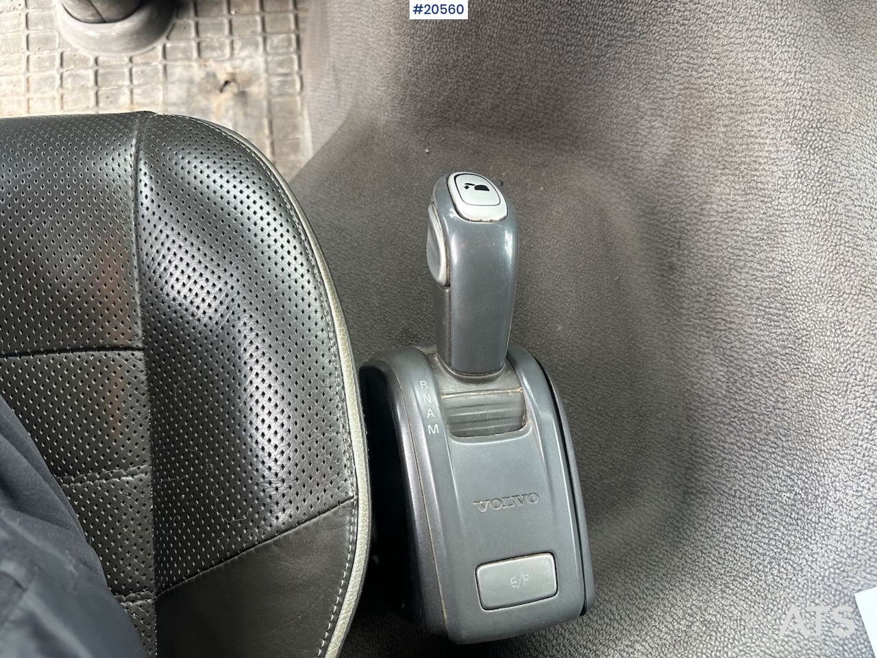 Caminhão limpa fossa Volvo FM460: foto 40