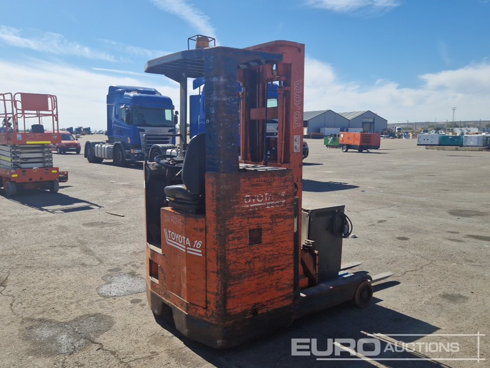 Toyota 16  1.6 Ton Electric Reach Forklift, 3 Mast, Forks, Charger - Empilhadeira: foto 2 Toyota 16  1.6 Ton Electric Reach Forklift, 3 Mast, Forks, Charger - Empilhadeira: foto 2
