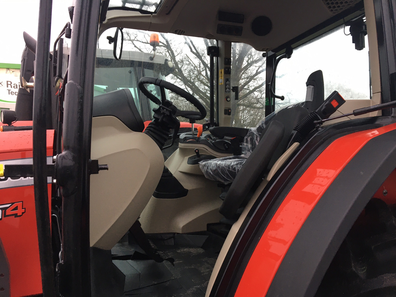 Massey Ferguson 5711 M Dyna-4 4WD Essent - Trator: foto 4 Massey Ferguson 5711 M Dyna-4 4WD Essent - Trator: foto 4