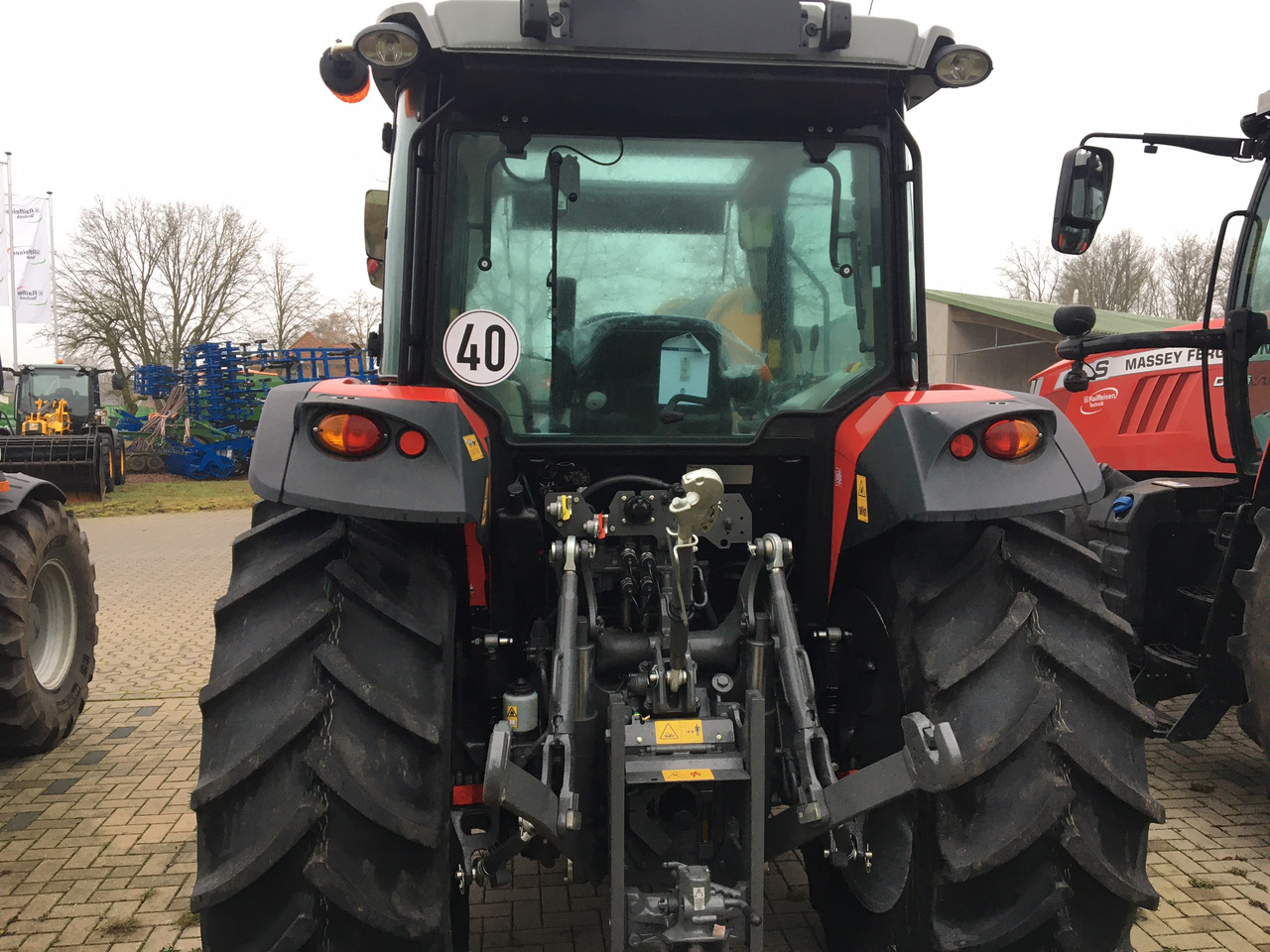 Massey Ferguson 5711 M Dyna-4 4WD Essent - Trator: foto 5 Massey Ferguson 5711 M Dyna-4 4WD Essent - Trator: foto 5