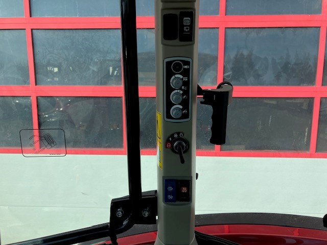 Massey Ferguson 5712 M 4WD Cab Essential - Trator: foto 3 Massey Ferguson 5712 M 4WD Cab Essential - Trator: foto 3