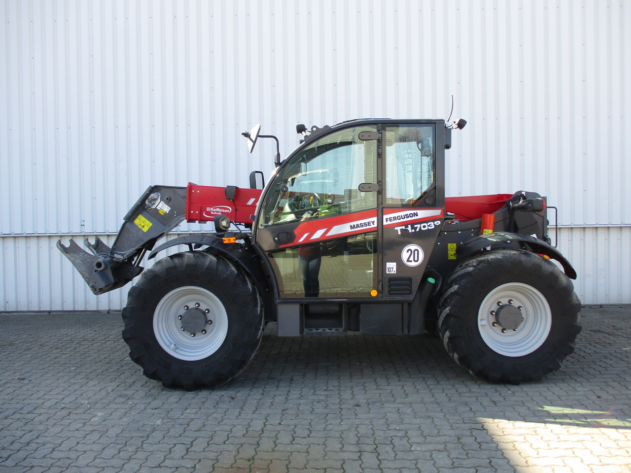 Massey Ferguson TH 7038 T4f - Pá carregadora: foto 1 Massey Ferguson TH 7038 T4f - Pá carregadora: foto 1