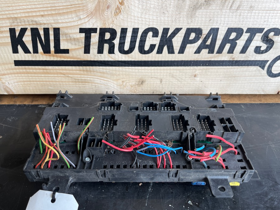 VOLVO FUSE AND RELAY CENTRE 20568055 - Sistema elétrico por Camião: foto 2 VOLVO FUSE AND RELAY CENTRE 20568055 - Sistema elétrico por Camião: foto 2