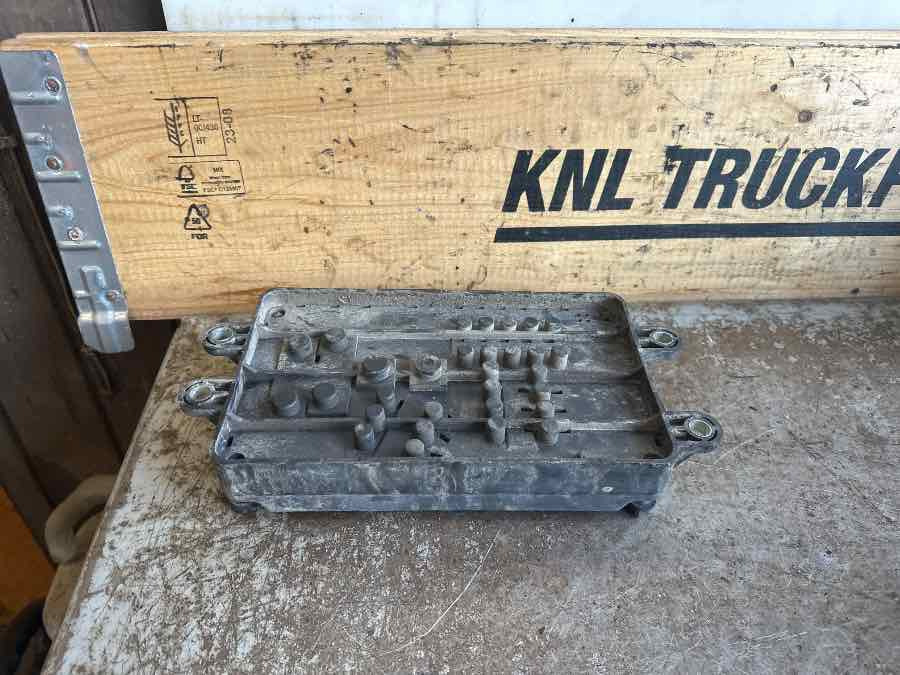 VOLVO FUSE BOX 23098516 - Sistema elétrico por Camião: foto 2 VOLVO FUSE BOX 23098516 - Sistema elétrico por Camião: foto 2