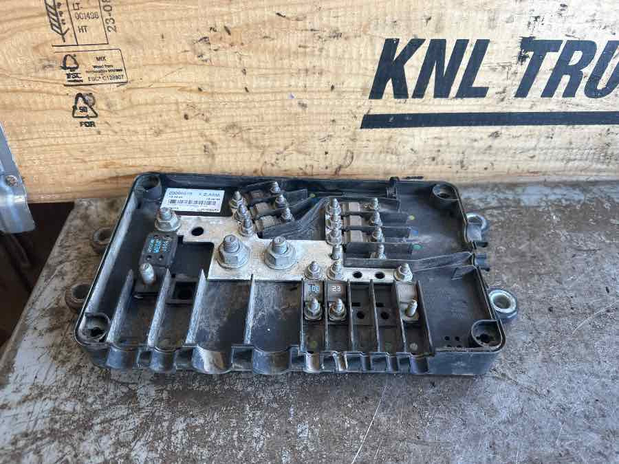 VOLVO FUSE BOX 23098516 - Sistema elétrico por Camião: foto 3 VOLVO FUSE BOX 23098516 - Sistema elétrico por Camião: foto 3