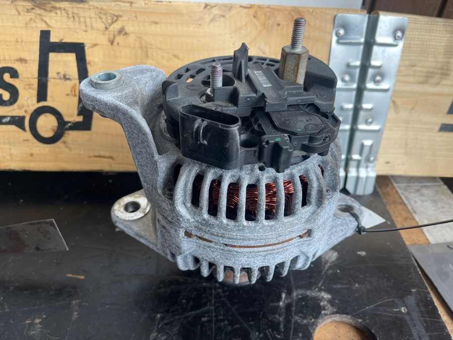VOLVO GENERATOR 23565727 - Motor e peças por Camião: foto 1 VOLVO GENERATOR 23565727 - Motor e peças por Camião: foto 1