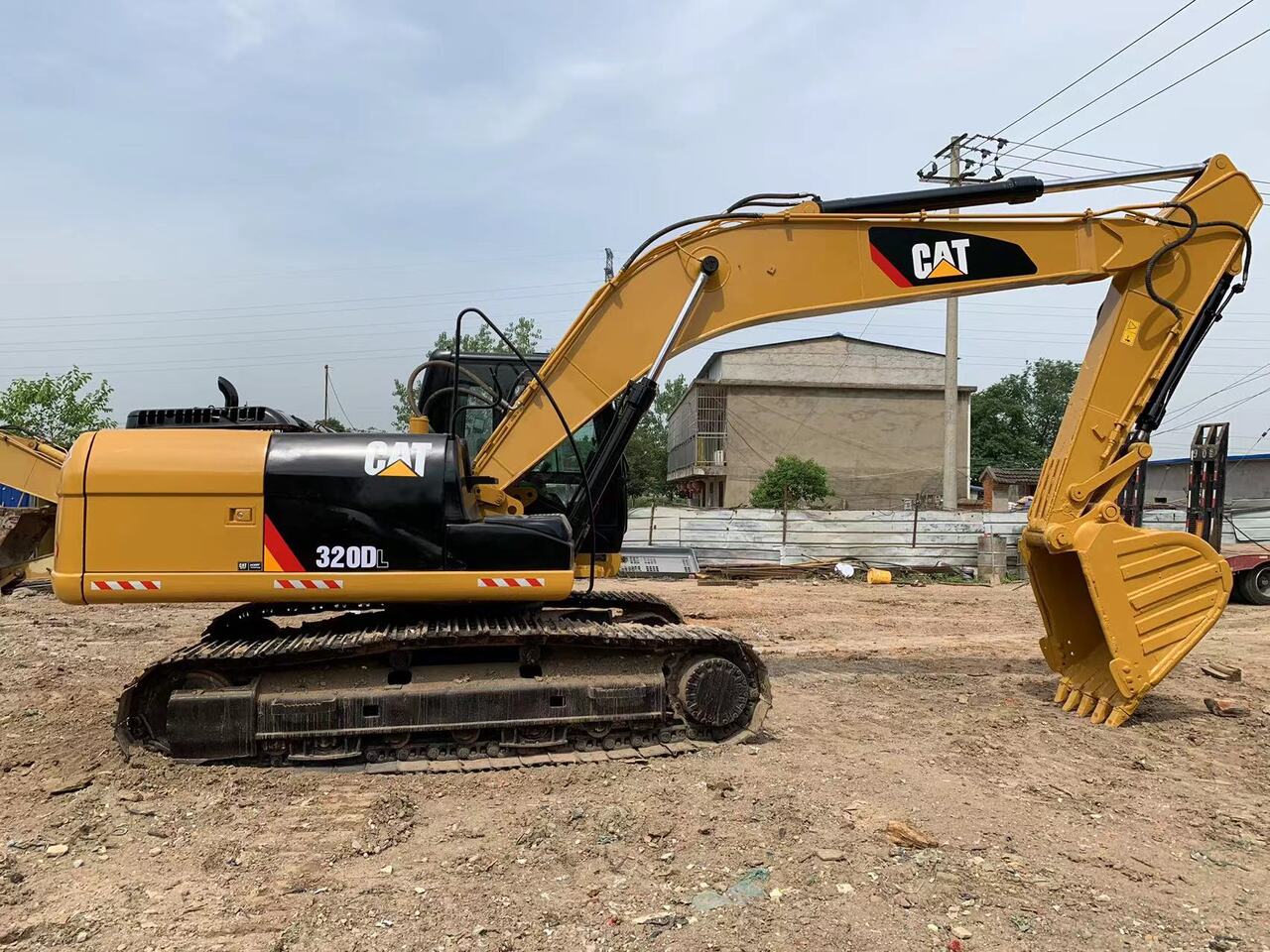 CATERPILLAR 320DL - Escavadora de rastos: foto 1 CATERPILLAR 320DL - Escavadora de rastos: foto 1