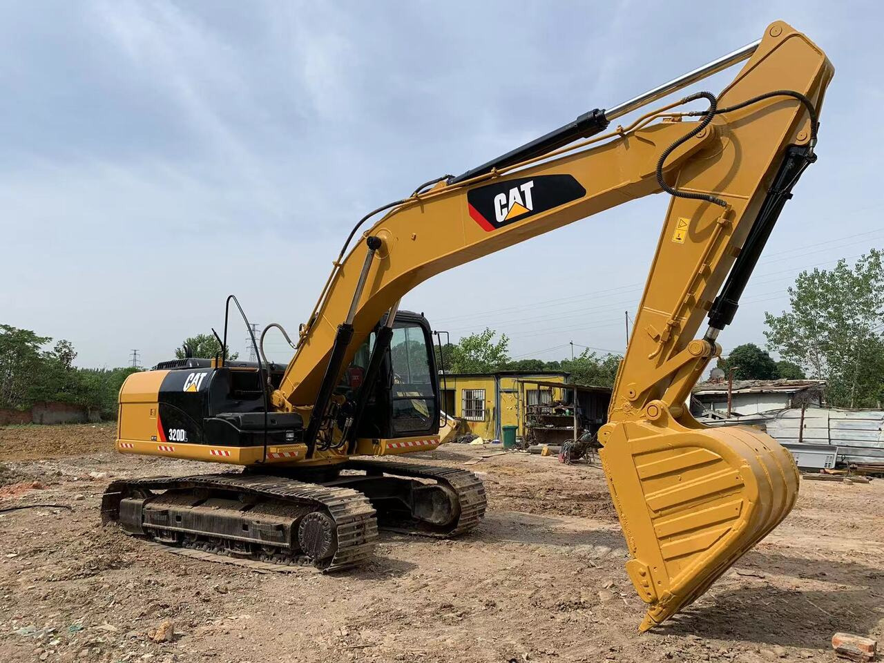 CATERPILLAR 320DL - Escavadora de rastos: foto 1 CATERPILLAR 320DL - Escavadora de rastos: foto 1