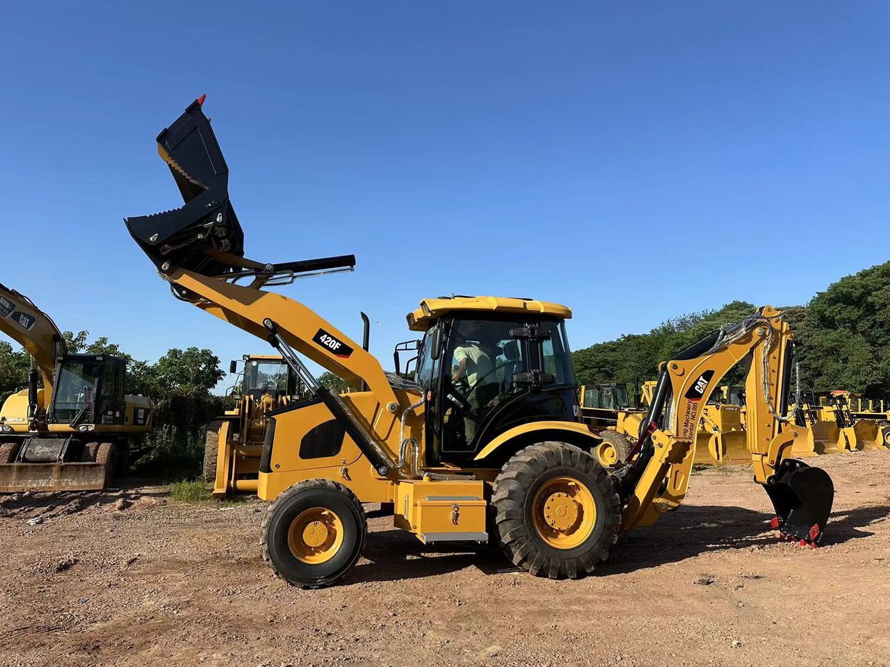 CATERPILLAR 420F2 - Retroescavadeira: foto 1 CATERPILLAR 420F2 - Retroescavadeira: foto 1