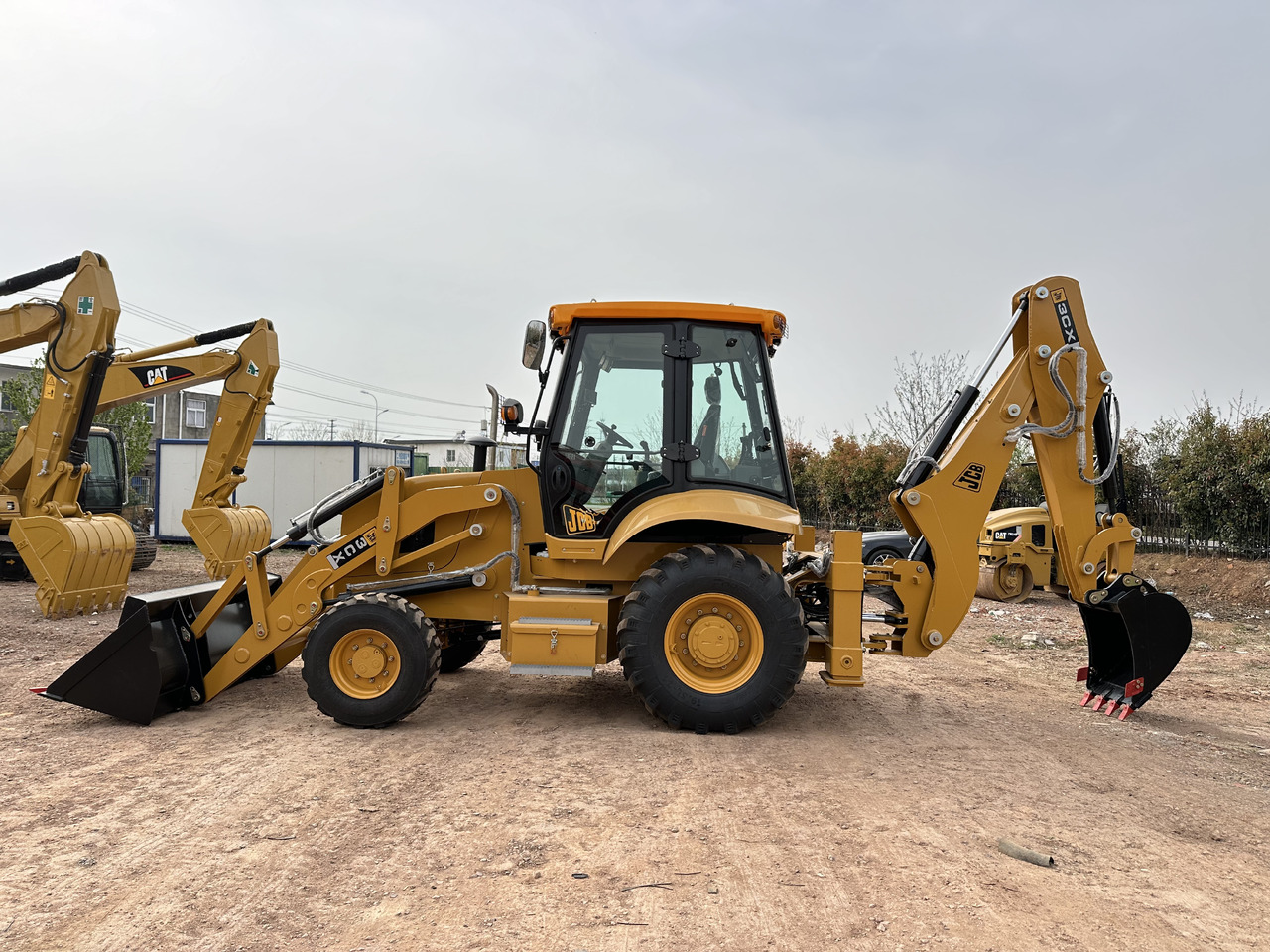 CATERPILLAR 420F2 - Retroescavadeira: foto 1 CATERPILLAR 420F2 - Retroescavadeira: foto 1