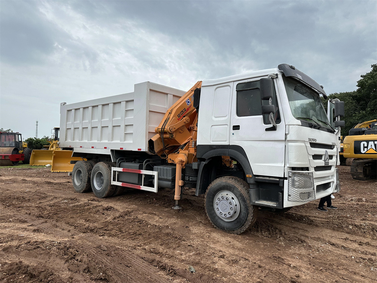 HOWO 371 Mounted Crane Dump truck - Camião grua: foto 4 HOWO 371 Mounted Crane Dump truck - Camião grua: foto 4