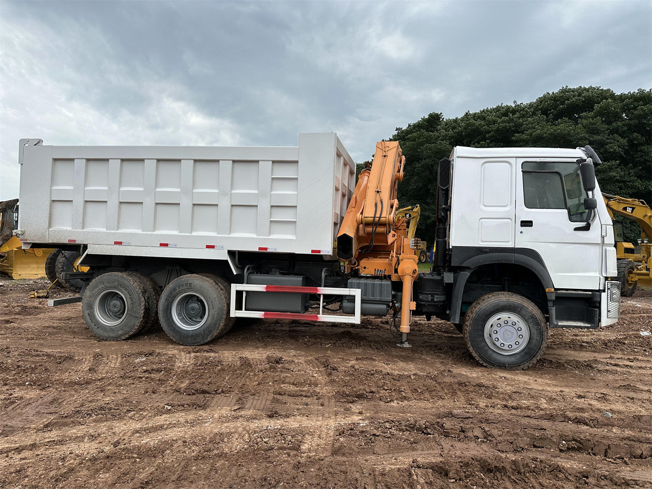 HOWO 371 Mounted Crane Dump truck - Camião grua: foto 5 HOWO 371 Mounted Crane Dump truck - Camião grua: foto 5