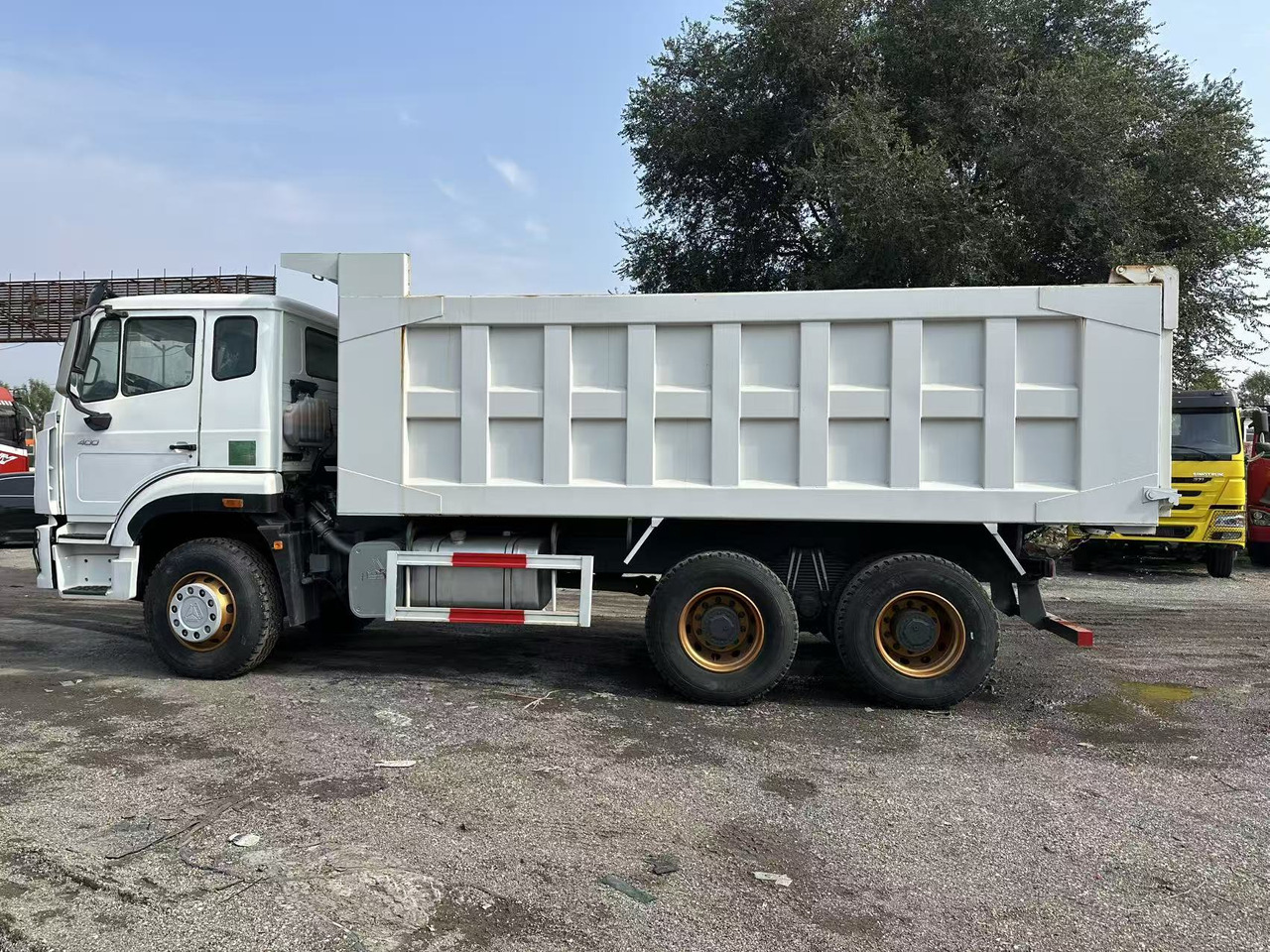 SINOTRUK HOHAN 400hp 6x4 tipper truck - Camião basculante: foto 3 SINOTRUK HOHAN 400hp 6x4 tipper truck - Camião basculante: foto 3
