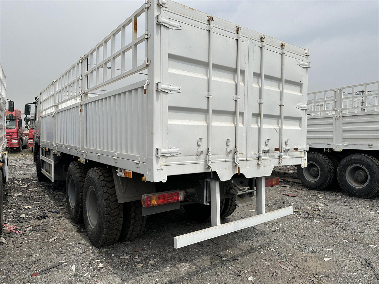 Camião transporte de gado para transporte de animais SINOTRUK HOWO 371 Cargo truck: foto 7