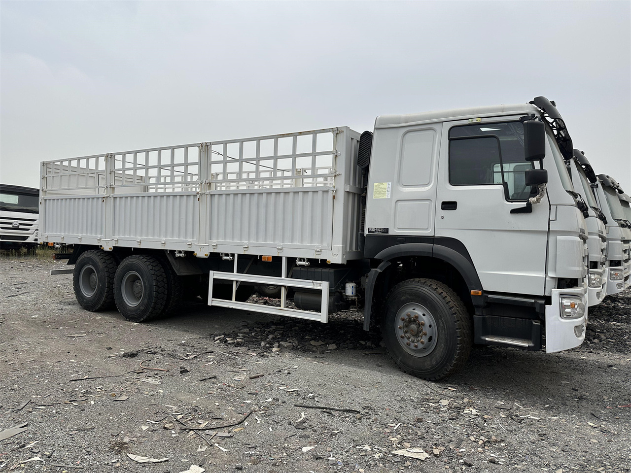 SINOTRUK HOWO 371 Cargo truck - Camião transporte de gado: foto 3 SINOTRUK HOWO 371 Cargo truck - Camião transporte de gado: foto 3