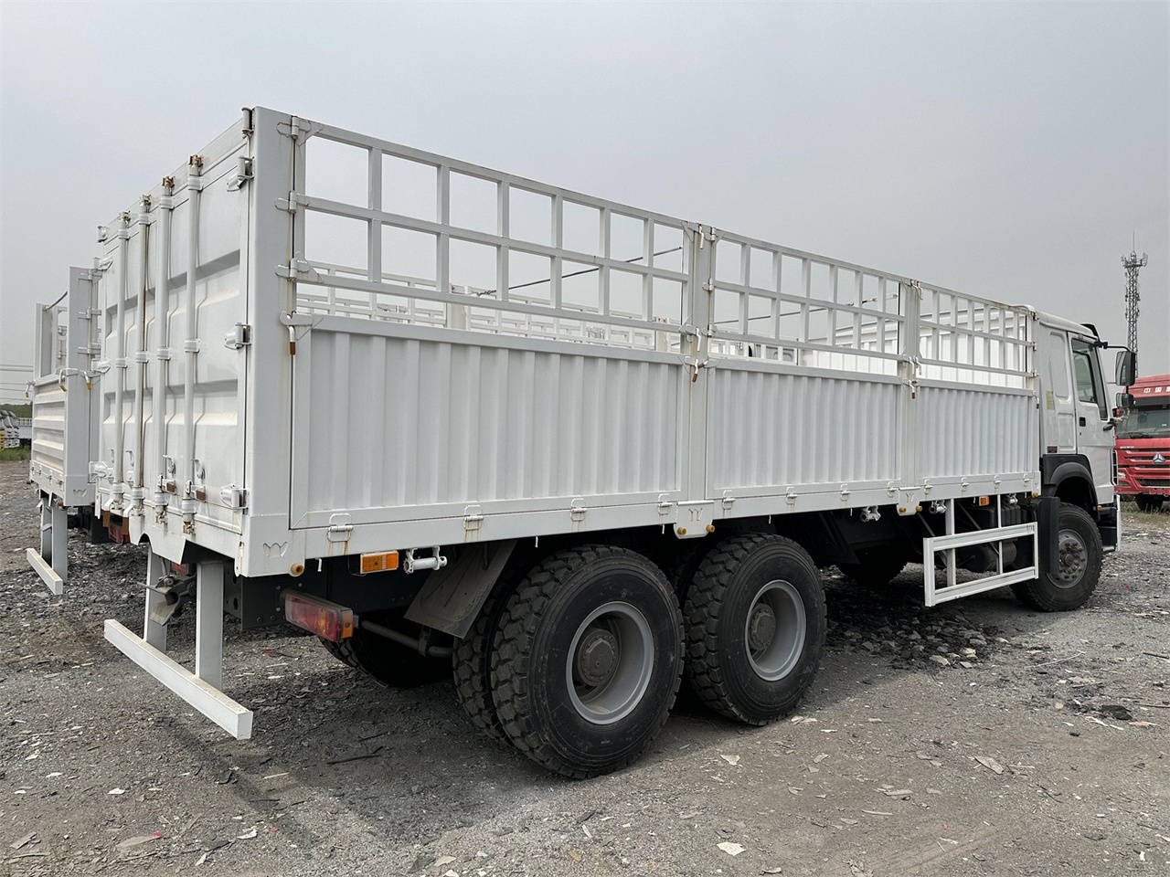 SINOTRUK HOWO 371 Cargo truck - Camião transporte de gado: foto 4 SINOTRUK HOWO 371 Cargo truck - Camião transporte de gado: foto 4