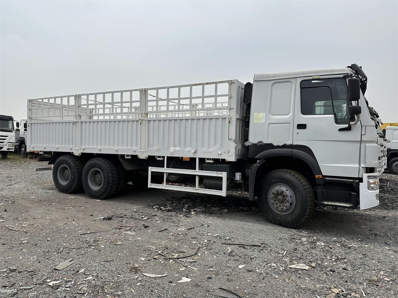 SINOTRUK HOWO 371 Cargo truck - Camião transporte de gado: foto 2 SINOTRUK HOWO 371 Cargo truck - Camião transporte de gado: foto 2