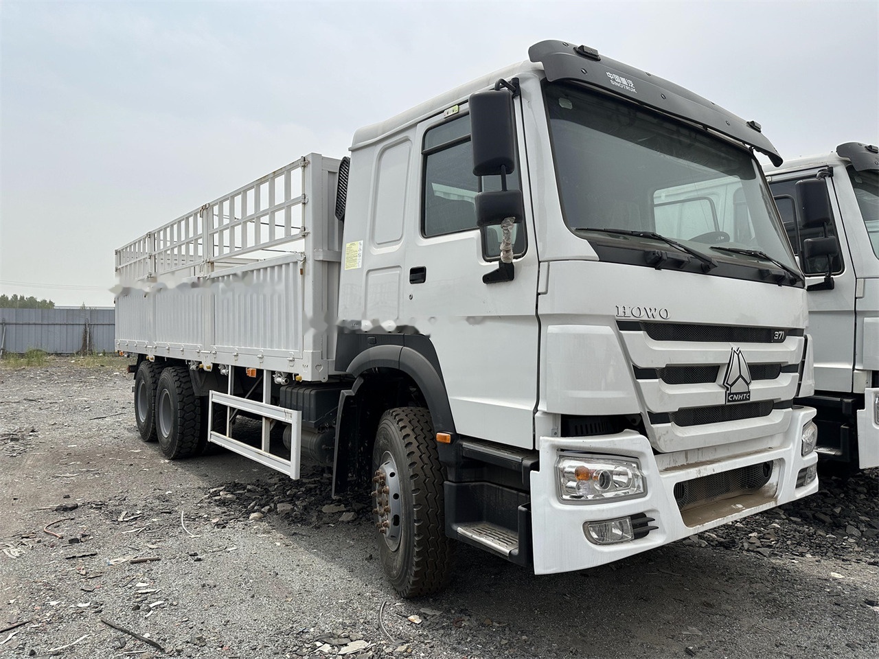 SINOTRUK HOWO 371 Cargo truck - Camião transporte de gado: foto 2 SINOTRUK HOWO 371 Cargo truck - Camião transporte de gado: foto 2