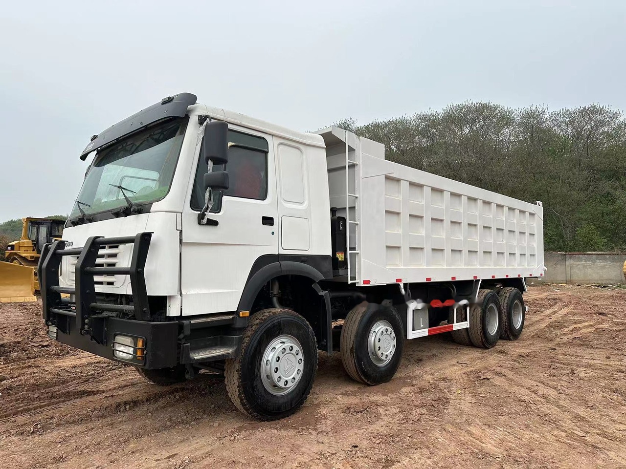 SINOTRUK HOWO 371 with Bumper - Camião basculante: foto 1 SINOTRUK HOWO 371 with Bumper - Camião basculante: foto 1