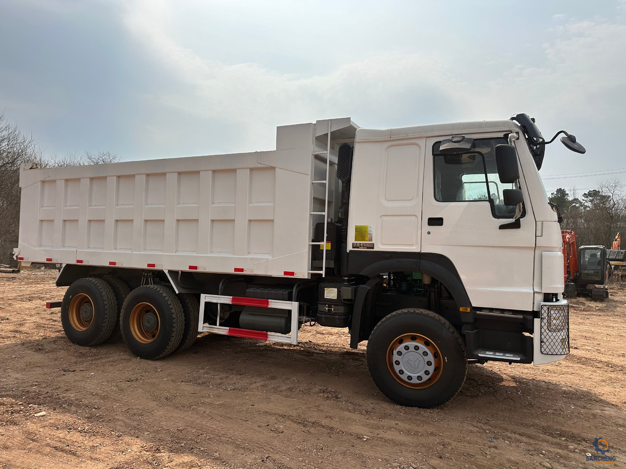 SINOTRUK HOWO 371hp 6x4 Dump truck - Camião basculante: foto 3 SINOTRUK HOWO 371hp 6x4 Dump truck - Camião basculante: foto 3