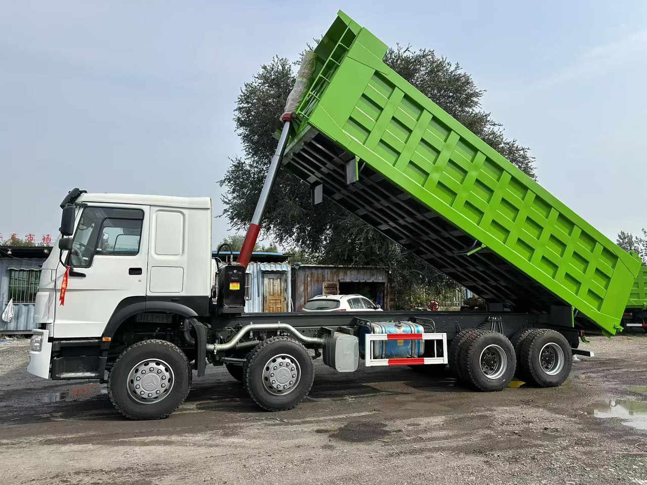 SINOTRUK HOWO 420HP 8X4 Tipper Truck - Camião basculante: foto 1 SINOTRUK HOWO 420HP 8X4 Tipper Truck - Camião basculante: foto 1