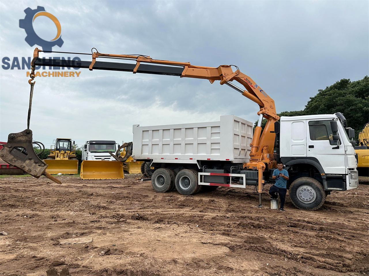 SINOTRUK Howo 371 6x4 crane truck - Camião grua: foto 5 SINOTRUK Howo 371 6x4 crane truck - Camião grua: foto 5