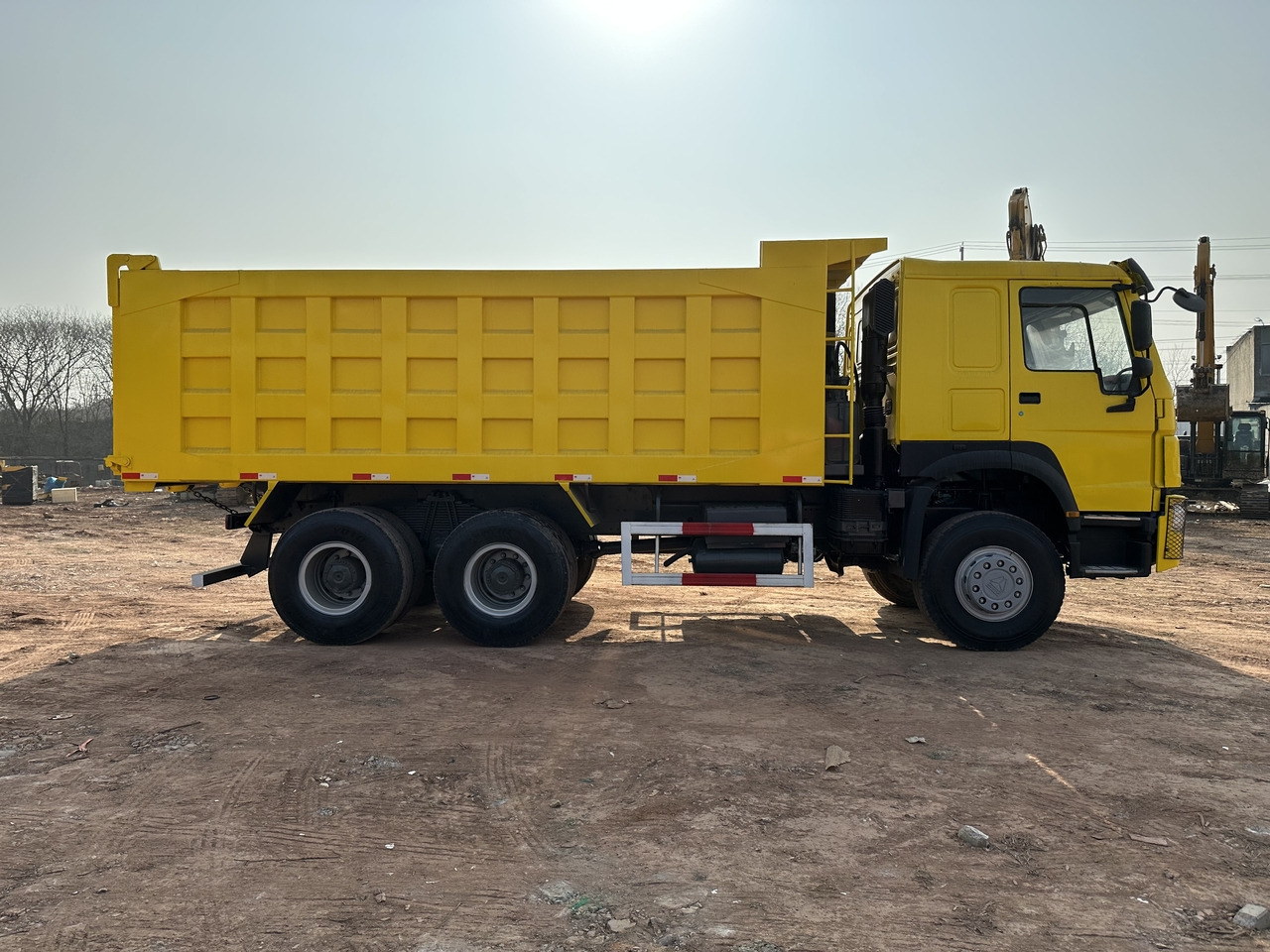 SINOTRUK Howo 6x4 Dump truck 371hp - Camião basculante: foto 4 SINOTRUK Howo 6x4 Dump truck 371hp - Camião basculante: foto 4