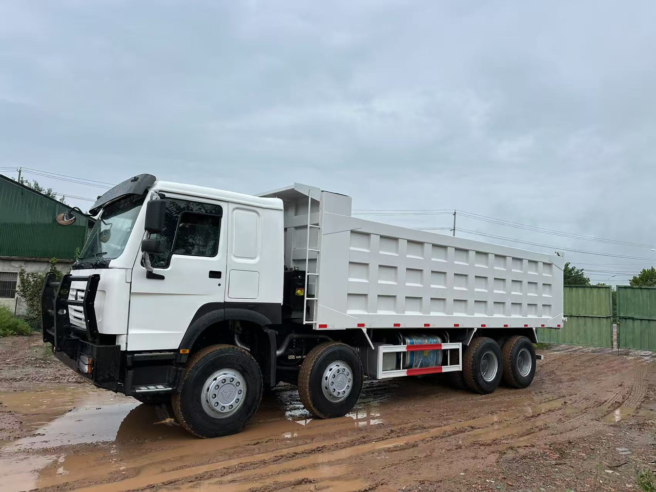 Sinotruk HOWO 371hp 8x4 tipper truck - Camião basculante: foto 4 Sinotruk HOWO 371hp 8x4 tipper truck - Camião basculante: foto 4
