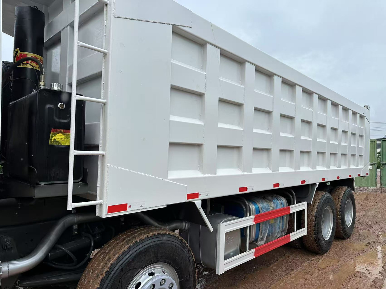 Leasing de Sinotruk HOWO 371hp 8x4 tipper truck Sinotruk HOWO 371hp 8x4 tipper truck: foto 9