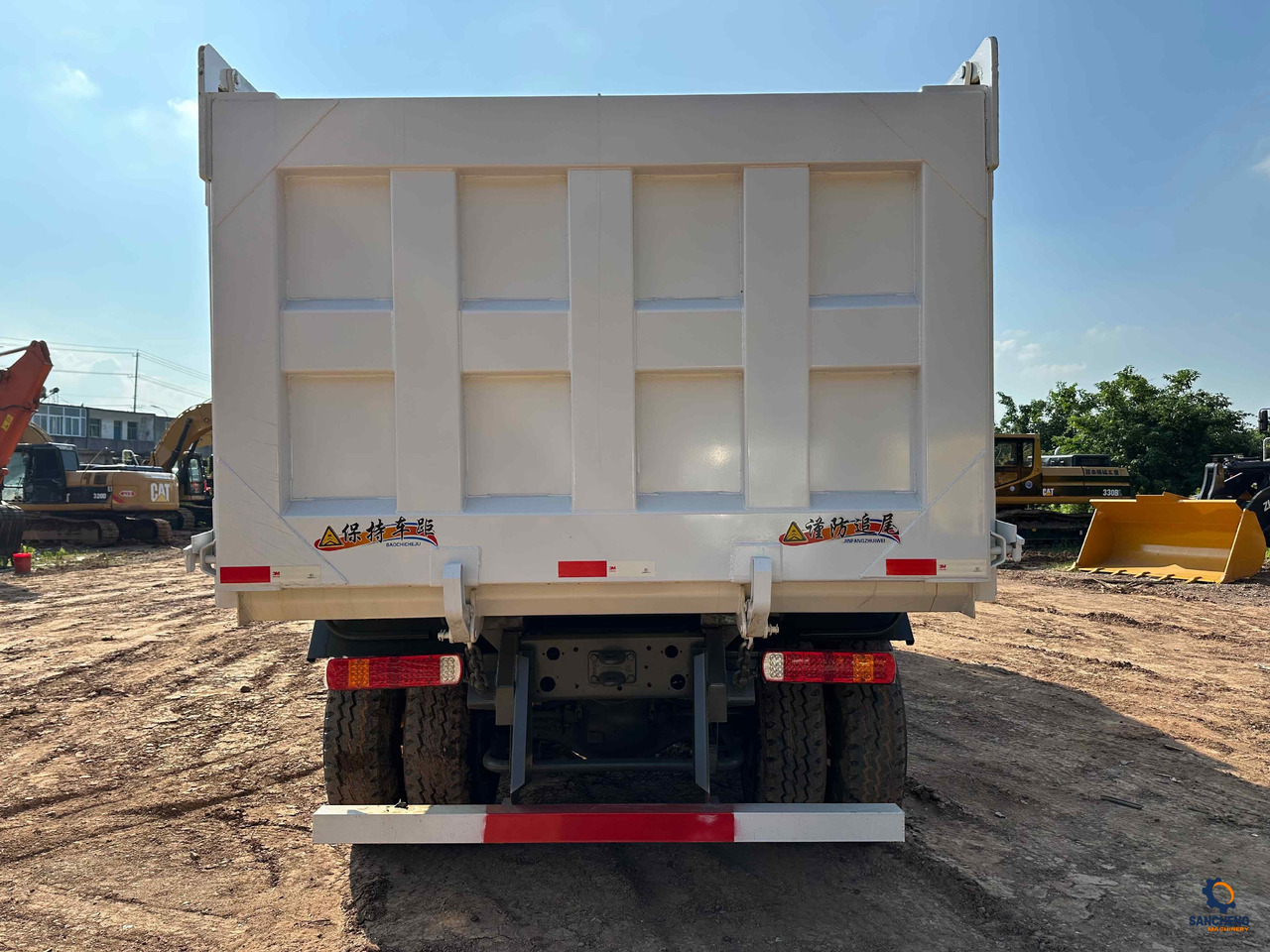 Sinotruk HOWO 400HP With Bumper 6X4 - Camião basculante: foto 5 Sinotruk HOWO 400HP With Bumper 6X4 - Camião basculante: foto 5