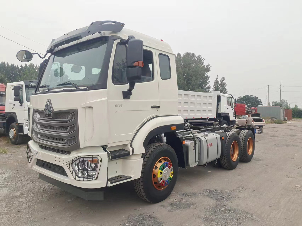SINOTRUK HOWO 371hp 6X4 Tractor unit - Tractor: foto 2 SINOTRUK HOWO 371hp 6X4 Tractor unit - Tractor: foto 2