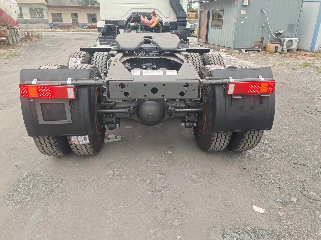 SINOTRUK HOWO 371hp 6X4 Tractor unit - Tractor: foto 5 SINOTRUK HOWO 371hp 6X4 Tractor unit - Tractor: foto 5