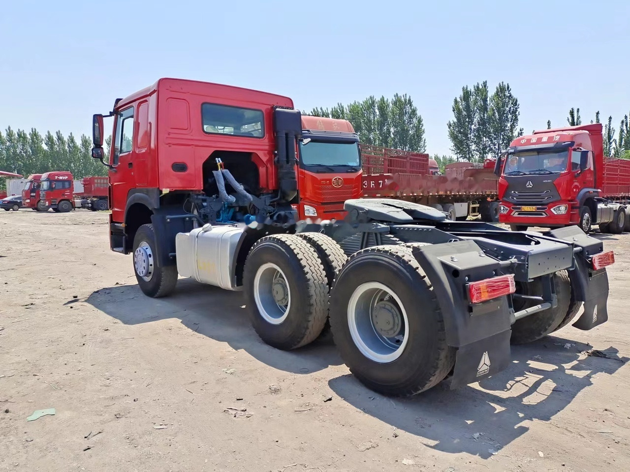 SINOTRUK Howo tractor unit 420hp 6x4 - Tractor: foto 3 SINOTRUK Howo tractor unit 420hp 6x4 - Tractor: foto 3