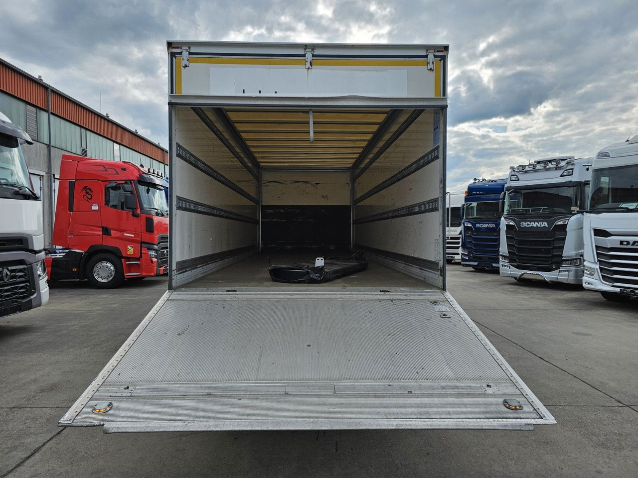 Camião furgão Iveco EURO-CARGO 120E25 * SCHLAFKABINE * BÄR 1,5 T *: foto 10