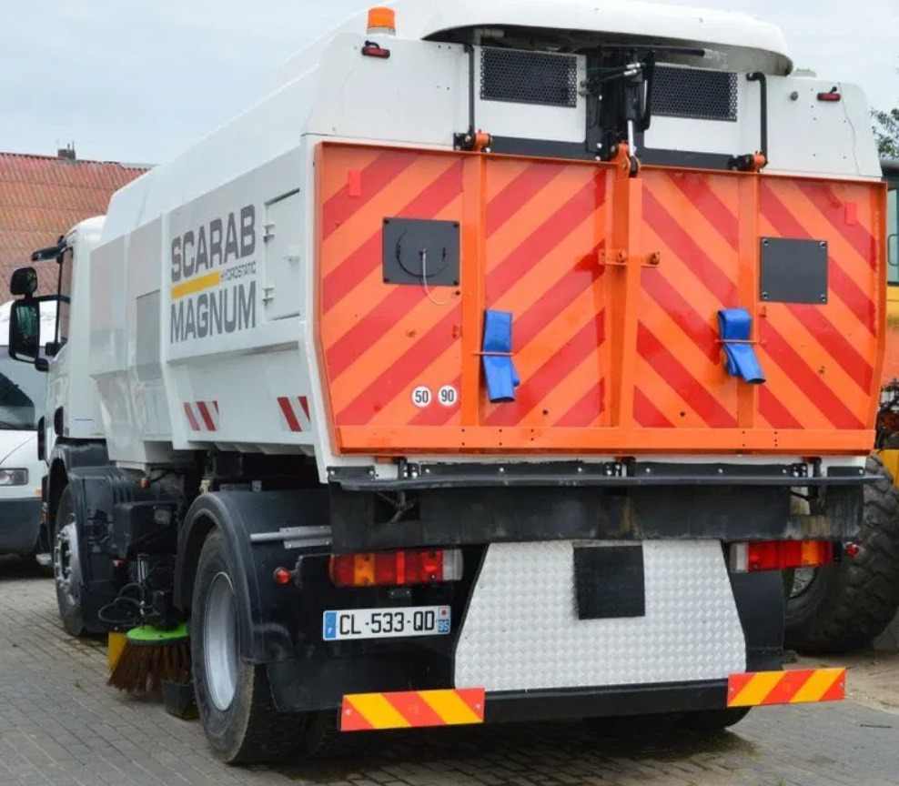 SCANIA 220 Scarab Magnum - Varredora urbana: foto 5 SCANIA 220 Scarab Magnum - Varredora urbana: foto 5