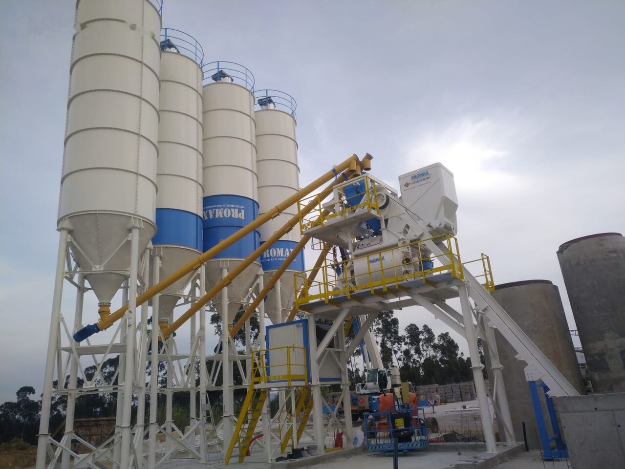 Promax Compact Skip Concrete Batching Plant CS100-TWN-LINE (100m3/h) - Silo de cimento: foto 1 Promax Compact Skip Concrete Batching Plant CS100-TWN-LINE (100m3/h) - Silo de cimento: foto 1