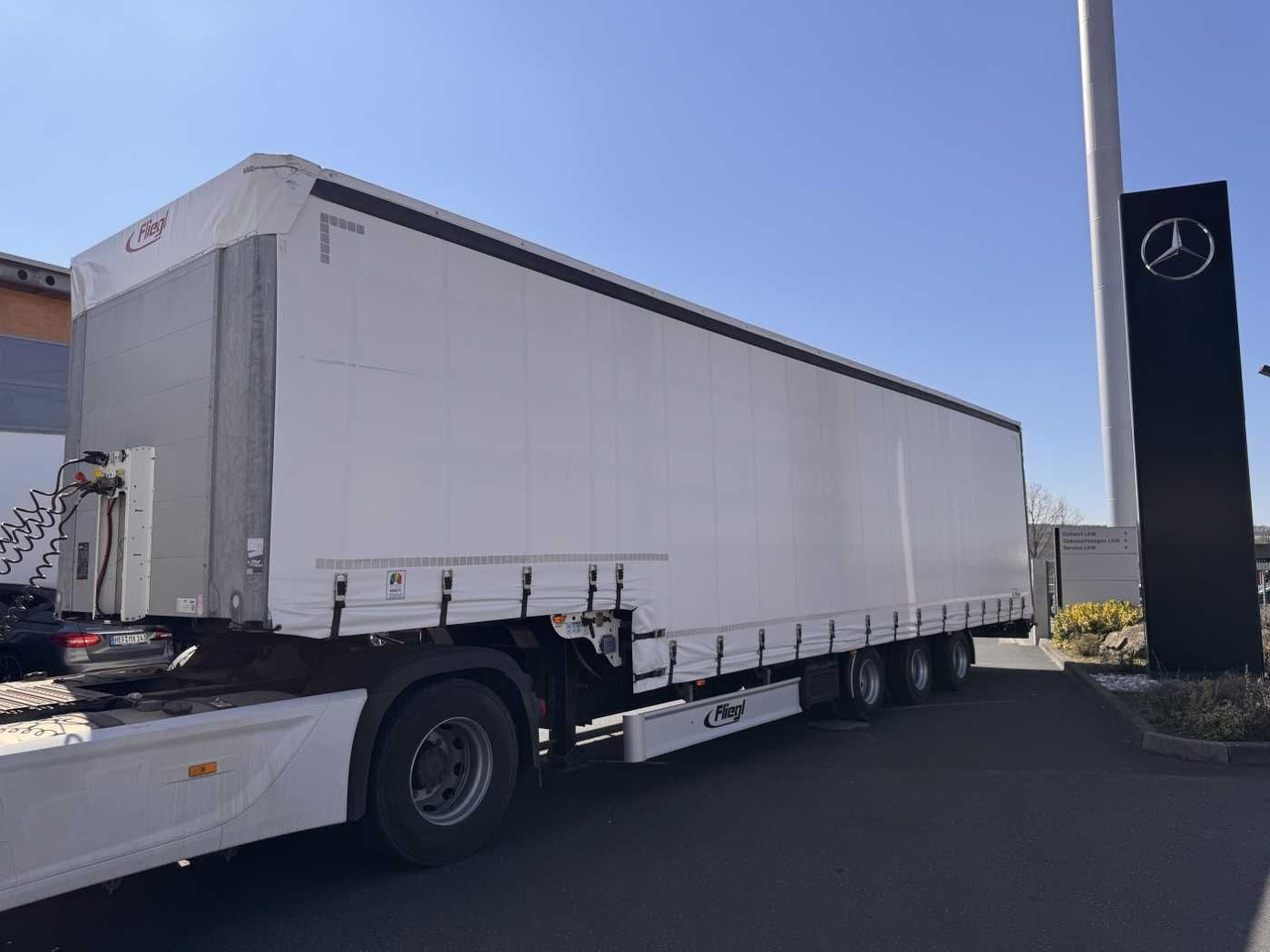 Fliegl SDS 350 Schiebeplane+Verdeck XL SAF 20.900Km - Semi-reboque baixa: foto 1 Fliegl SDS 350 Schiebeplane+Verdeck XL SAF 20.900Km - Semi-reboque baixa: foto 1