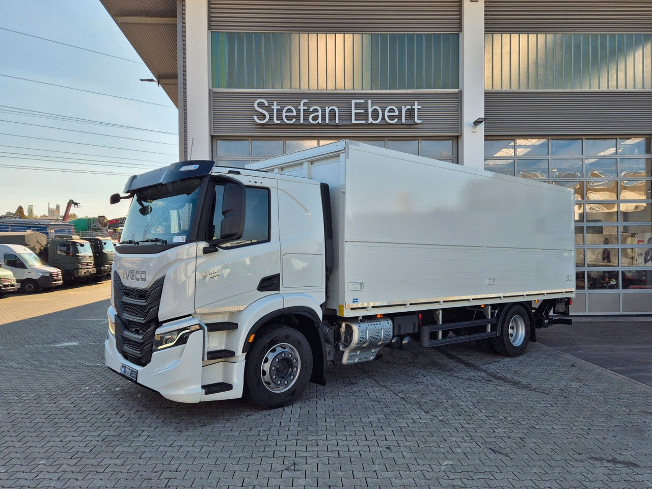 Iveco AT190S40/FP Böse Schwenkwand LBW AHK - Camião furgão: foto 3 Iveco AT190S40/FP Böse Schwenkwand LBW AHK - Camião furgão: foto 3