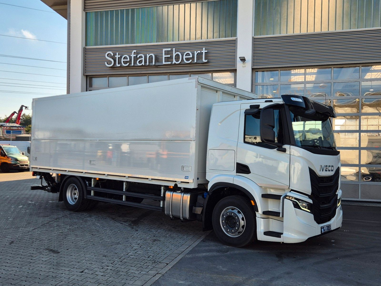 Iveco AT190S40/FP Böse Schwenkwand LBW AHK - Camião furgão: foto 4 Iveco AT190S40/FP Böse Schwenkwand LBW AHK - Camião furgão: foto 4