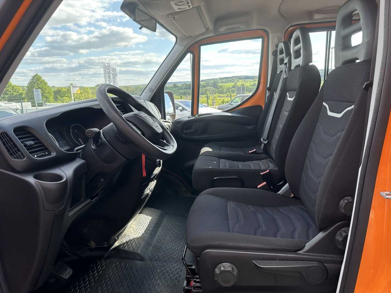 Leasing de Iveco Daily 35S14 Pritsche+Plane *AHK*Ladekran*7-Sitze Iveco Daily 35S14 Pritsche+Plane *AHK*Ladekran*7-Sitze: foto 10 Leasing de Iveco Daily 35S14 Pritsche+Plane *AHK*Ladekran*7-Sitze Iveco Daily 35S14 Pritsche+Plane *AHK*Ladekran*7-Sitze: foto 10