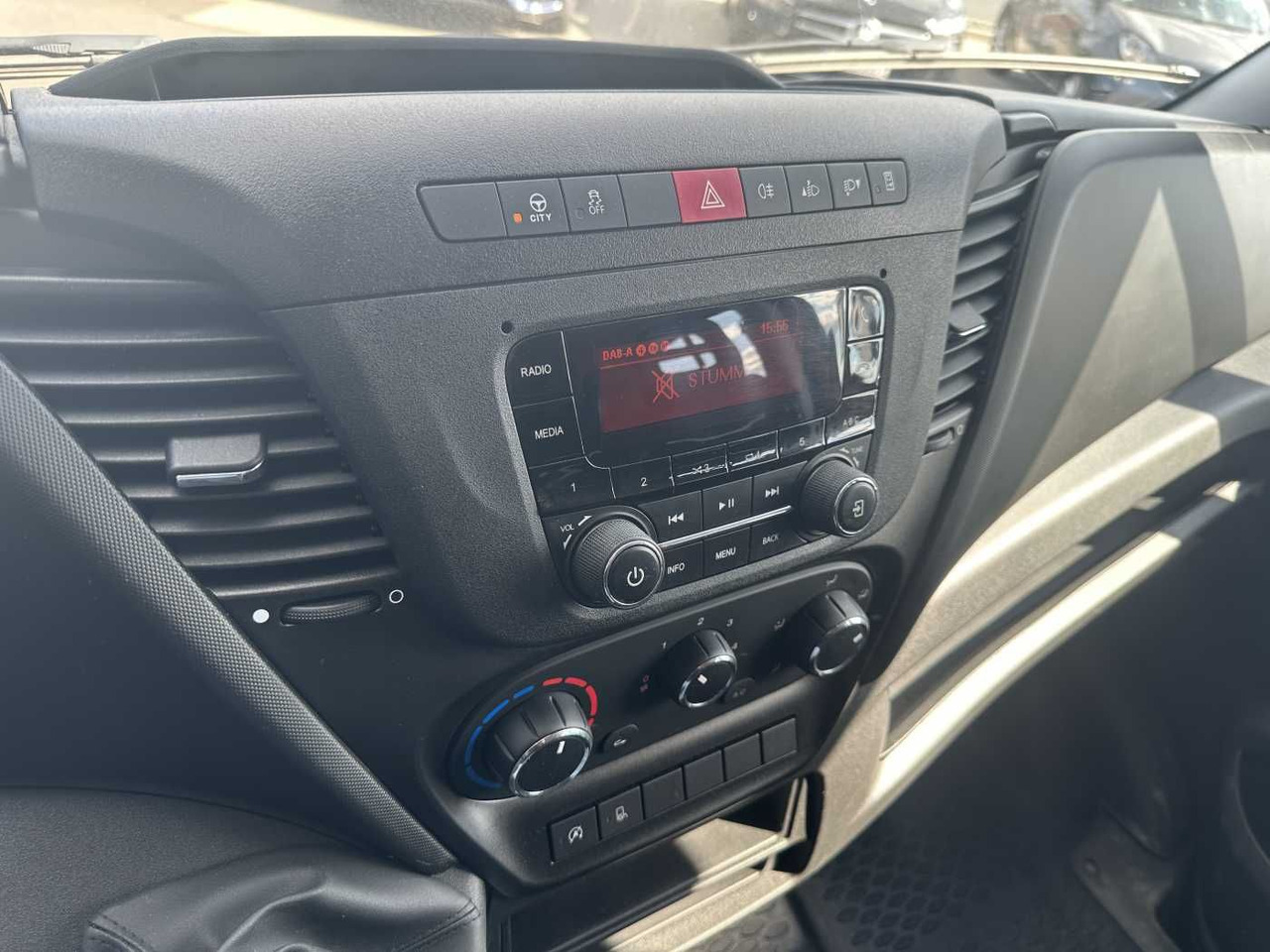 Leasing de Iveco Daily 35S14 Pritsche+Plane *AHK*Ladekran*7-Sitze Iveco Daily 35S14 Pritsche+Plane *AHK*Ladekran*7-Sitze: foto 13 Leasing de Iveco Daily 35S14 Pritsche+Plane *AHK*Ladekran*7-Sitze Iveco Daily 35S14 Pritsche+Plane *AHK*Ladekran*7-Sitze: foto 13