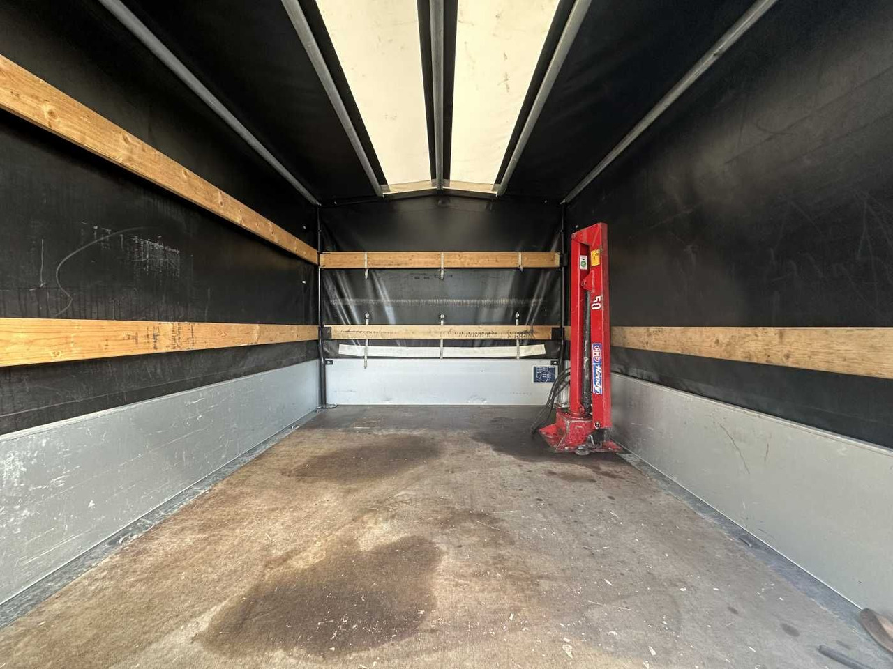 Leasing de Iveco Daily 35S14 Pritsche+Plane *AHK*Ladekran*7-Sitze Iveco Daily 35S14 Pritsche+Plane *AHK*Ladekran*7-Sitze: foto 6 Leasing de Iveco Daily 35S14 Pritsche+Plane *AHK*Ladekran*7-Sitze Iveco Daily 35S14 Pritsche+Plane *AHK*Ladekran*7-Sitze: foto 6