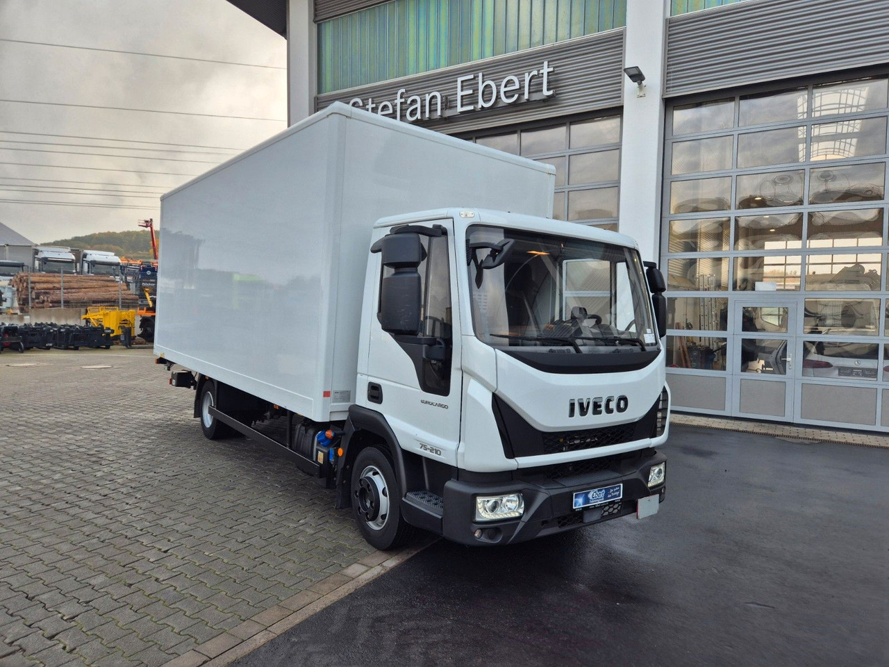 Iveco Eurocargo 75-210 Koffer LBW - Carrinha de contentor: foto 3 Iveco Eurocargo 75-210 Koffer LBW - Carrinha de contentor: foto 3