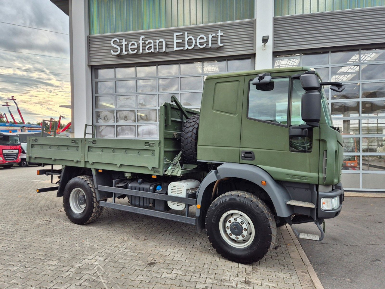 Iveco Eurocargo ML100E22WM-BW 4x4 Pritsche L-Haus Bett - Camião de caixa aberta/ Plataforma: foto 4 Iveco Eurocargo ML100E22WM-BW 4x4 Pritsche L-Haus Bett - Camião de caixa aberta/ Plataforma: foto 4