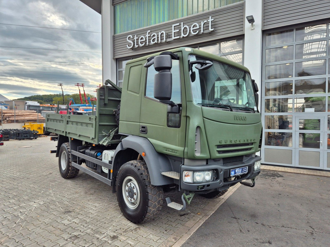 Iveco Eurocargo ML100E22WM-BW 4x4 Pritsche L-Haus Bett - Camião de caixa aberta/ Plataforma: foto 2 Iveco Eurocargo ML100E22WM-BW 4x4 Pritsche L-Haus Bett - Camião de caixa aberta/ Plataforma: foto 2