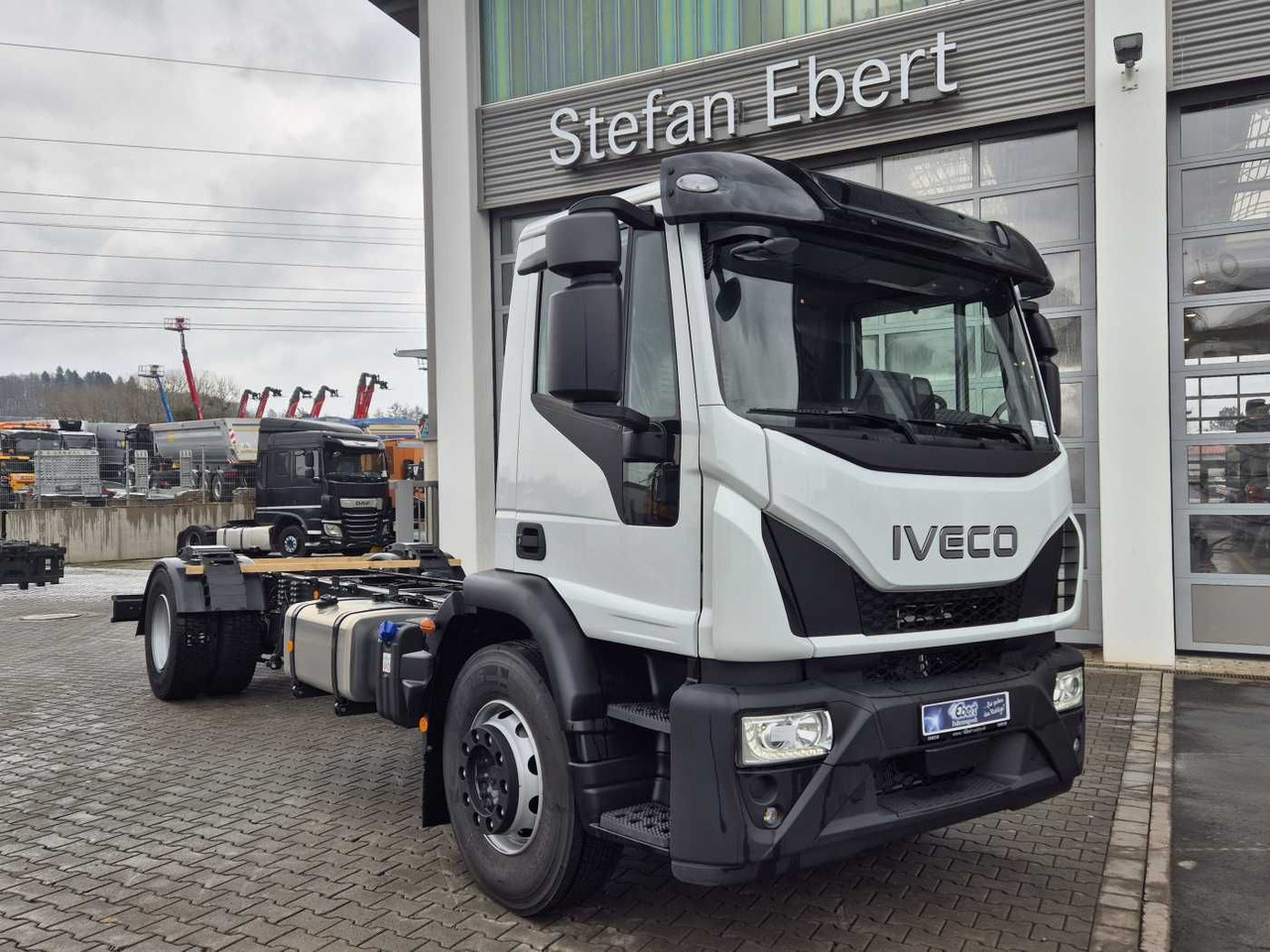 Iveco Eurocargo ML180E28/P 4x2 ZF-Automatik 8AP 3Stück - Camião chassi: foto 2 Iveco Eurocargo ML180E28/P 4x2 ZF-Automatik 8AP 3Stück - Camião chassi: foto 2