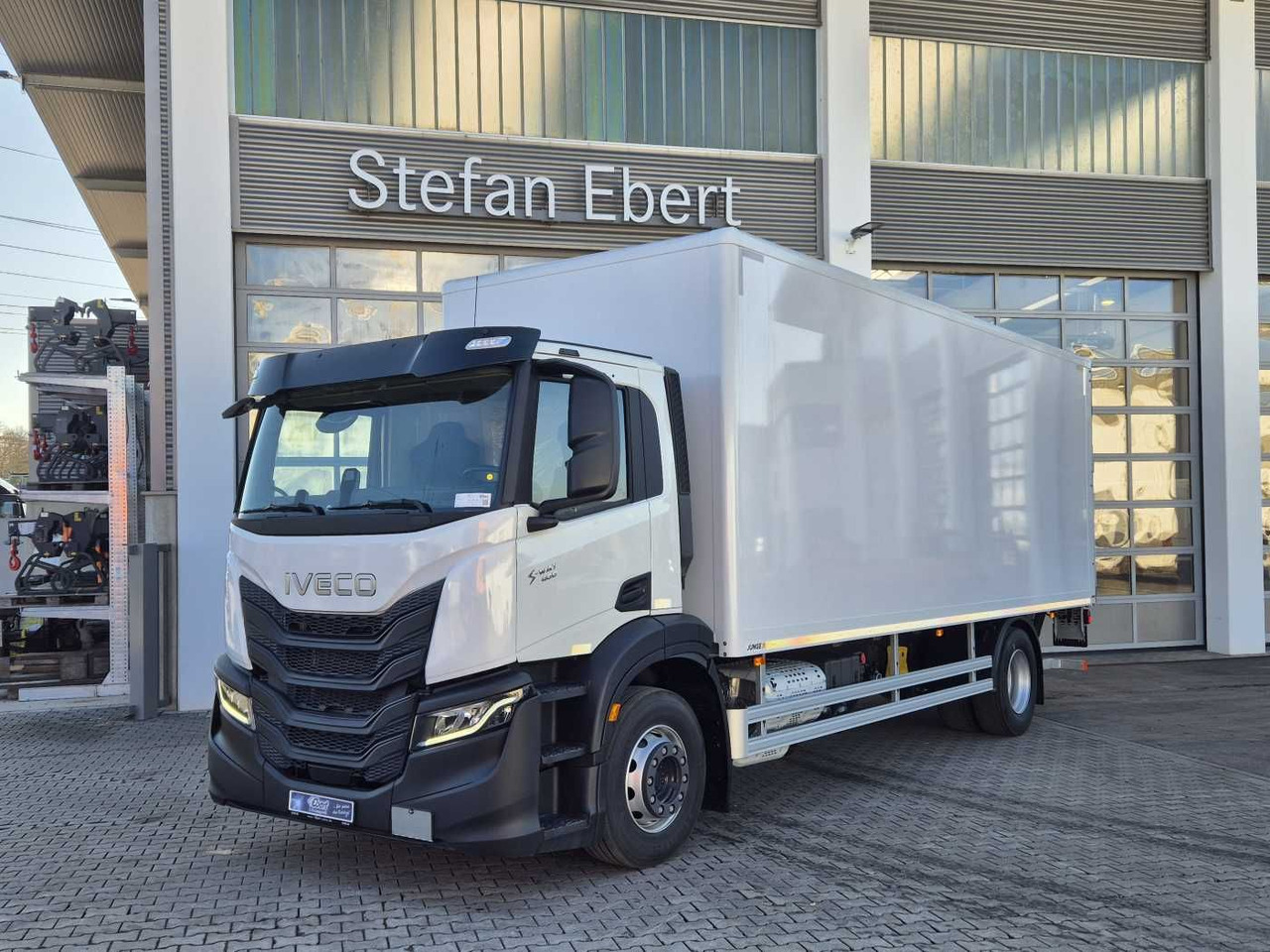 Iveco S-Way AD190S40/P Junge AHK LBW 2.000kg - Camião furgão: foto 1 Iveco S-Way AD190S40/P Junge AHK LBW 2.000kg - Camião furgão: foto 1